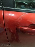фото повреждения возле дверной ручки авто